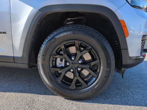 Certified 2024 Jeep Grand Cherokee L Laredo image 10