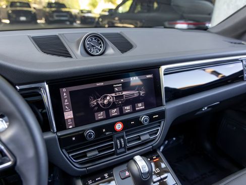 Certified 2026 Porsche Macan AWD/4WD image 41