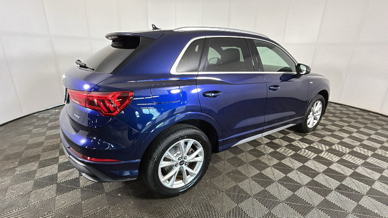 Used 2024 Audi Q3 2.0T Premium AWD/4WD image 2