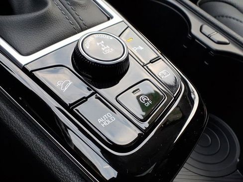 Used 2025 Kia Sportage SX image 16