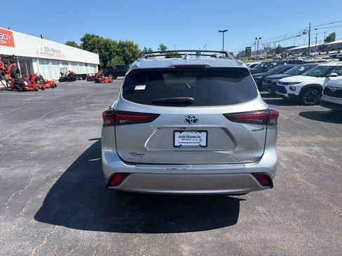 Used 2024 Toyota Highlander Platinum AWD/4WD image 4