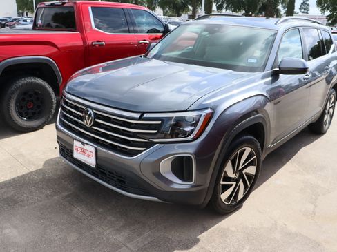 Used 2024 Volkswagen Atlas SE w/ Panoramic Sunroof Package FWD image 6