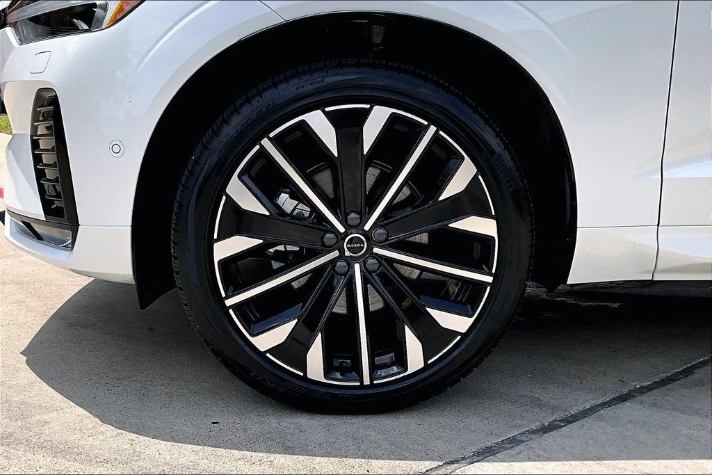 Certified 2026 Volvo XC60 B5 Ultra AWD/4WD image 11
