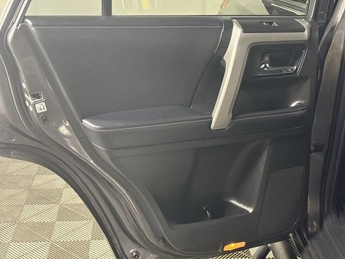 Used 2019 Toyota 4Runner SR5 w/ Convenience Package AWD/4WD image 18