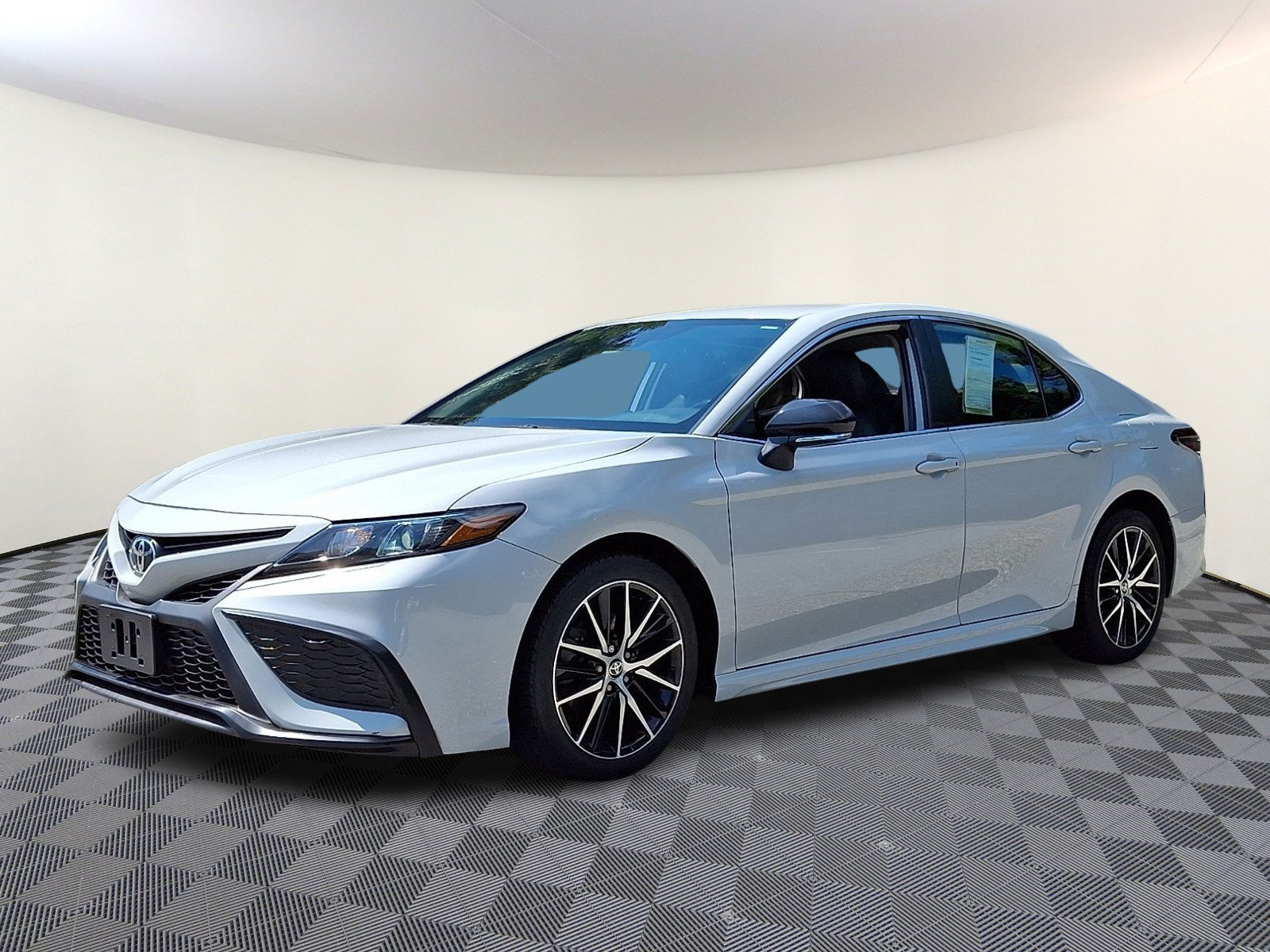 Used 2022 Toyota Camry SE AWD/4WD image 3