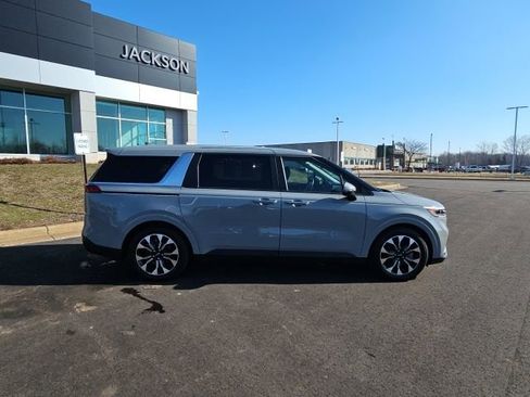 Used 2024 Kia Carnival EX image 9