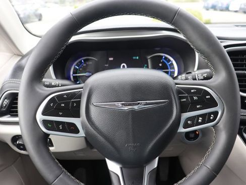 Used 2024 Chrysler Pacifica Select image 20