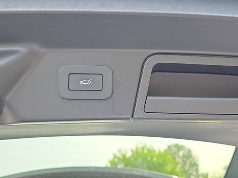 Certified 2025 Land Rover Range Rover Velar Dynamic SE AWD/4WD image 13