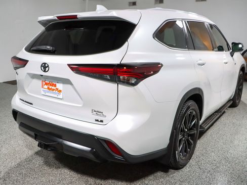 Used 2024 Toyota Highlander XLE FWD image 7