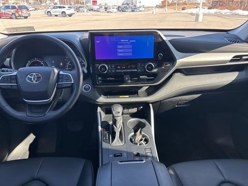 Certified 2024 Toyota Highlander XLE image 32