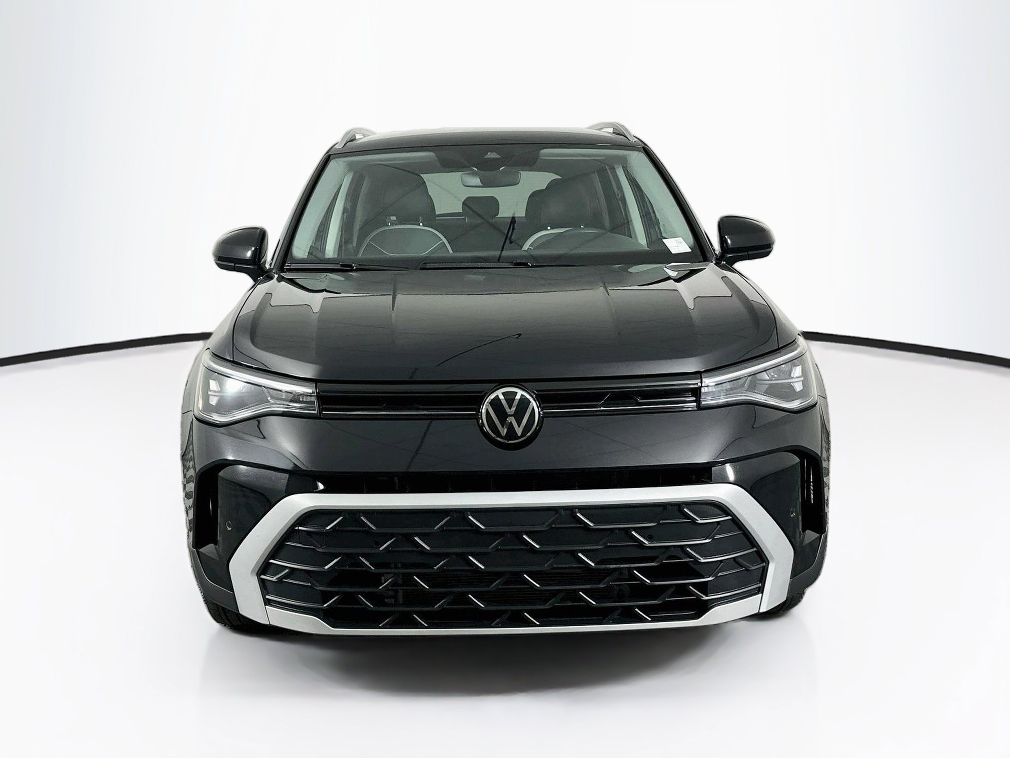 Used 2025 Volkswagen Taos SE FWD image 2