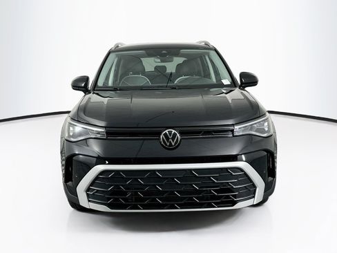 Used 2025 Volkswagen Taos SE FWD image 2