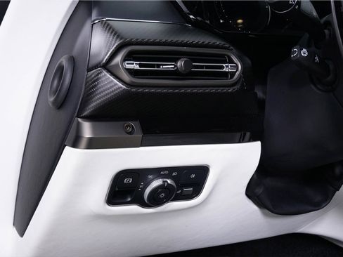 Used 2025 Aston Martin V8 Vantage Coupe RWD image 28