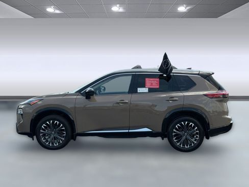 Certified 2025 Nissan Rogue Platinum FWD image 3