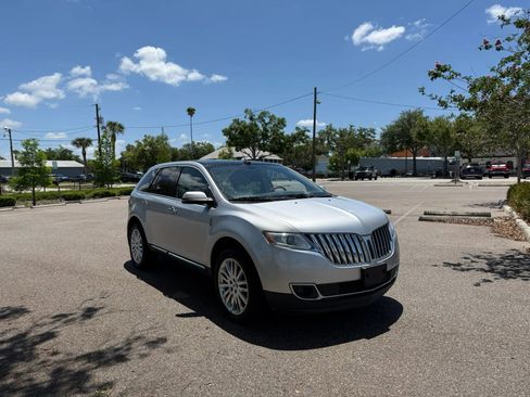Used 2013 Lincoln MKX AWD image 3