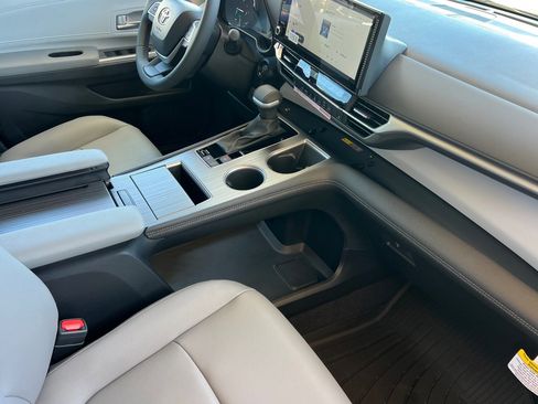 Certified 2026 Toyota Sienna XLE FWD image 16