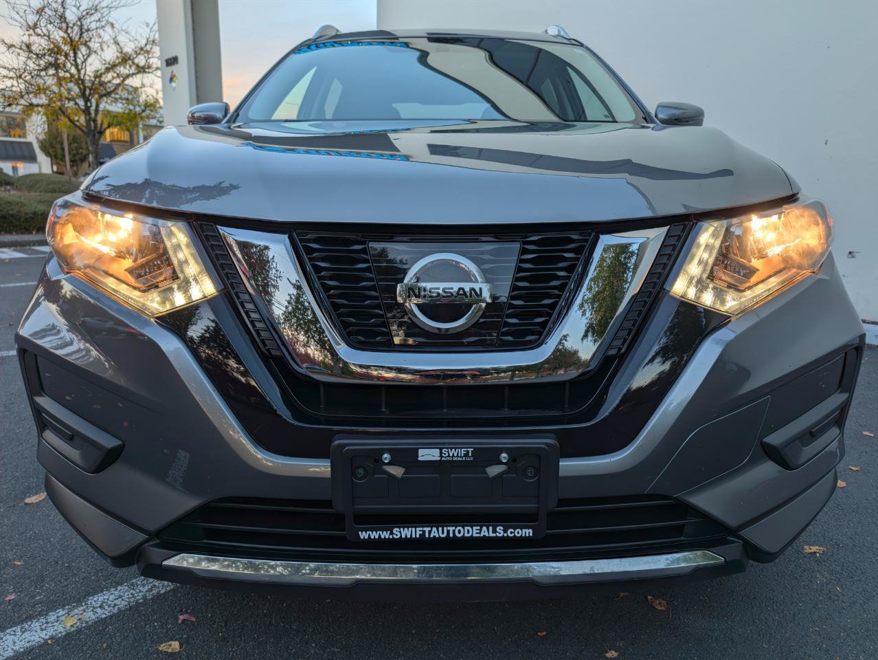 Used 2017 Nissan Rogue SV w/ SV Premium Package AWD/4WD image 2