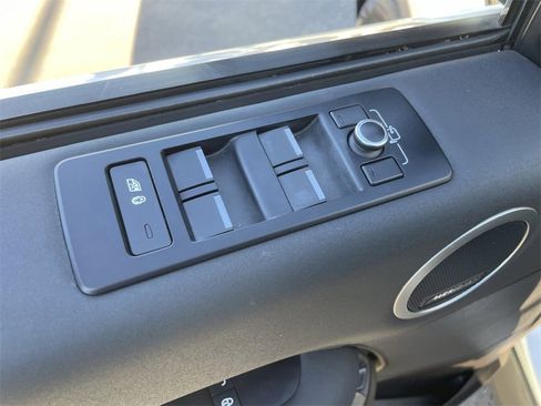 Used 2018 Land Rover Discovery SE image 22