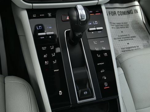 Used 2024 Porsche Macan w/ Premium Plus Package image 20