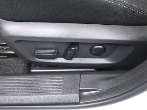 Used 2023 Nissan Rogue SV image 12