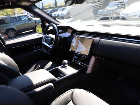 New 2025 Land Rover Range Rover SE AWD/4WD image 9