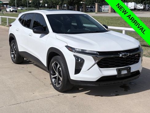 Used 2025 Chevrolet Trax RS w/ Sunroof Package FWD image 1