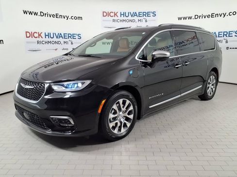 Used 2024 Chrysler Pacifica Pinnacle FWD image 1