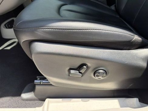 Used 2024 Chrysler Pacifica Touring-L FWD image 10