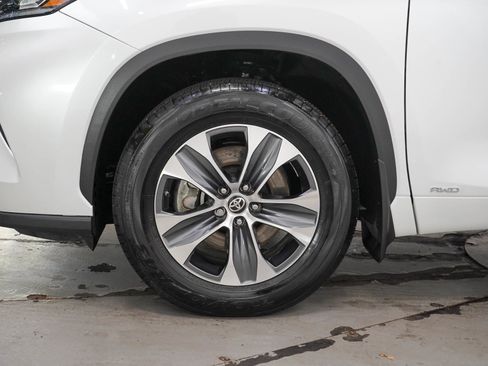 Used 2025 Toyota Highlander XLE AWD/4WD image 31