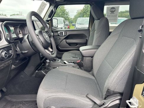 Used 2025 Jeep Wrangler Sport AWD/4WD image 19