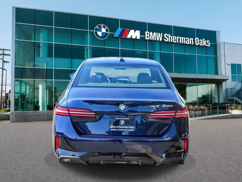 Used 2026 BMW 530i w/ M Sport Package RWD image 5