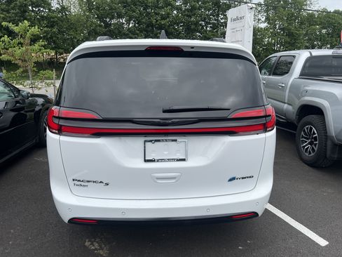Used 2025 Chrysler Pacifica Premium FWD image 9