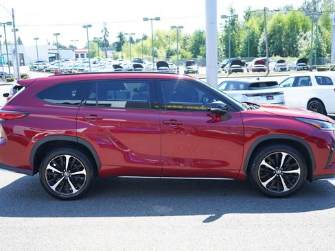 Used 2021 Toyota Highlander XSE AWD/4WD image 6