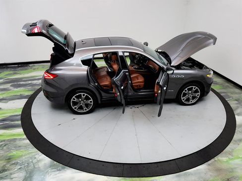 Used 2018 Maserati Levante GranLusso AWD/4WD image 38