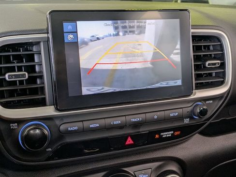 Used 2025 Hyundai Venue SEL FWD image 16