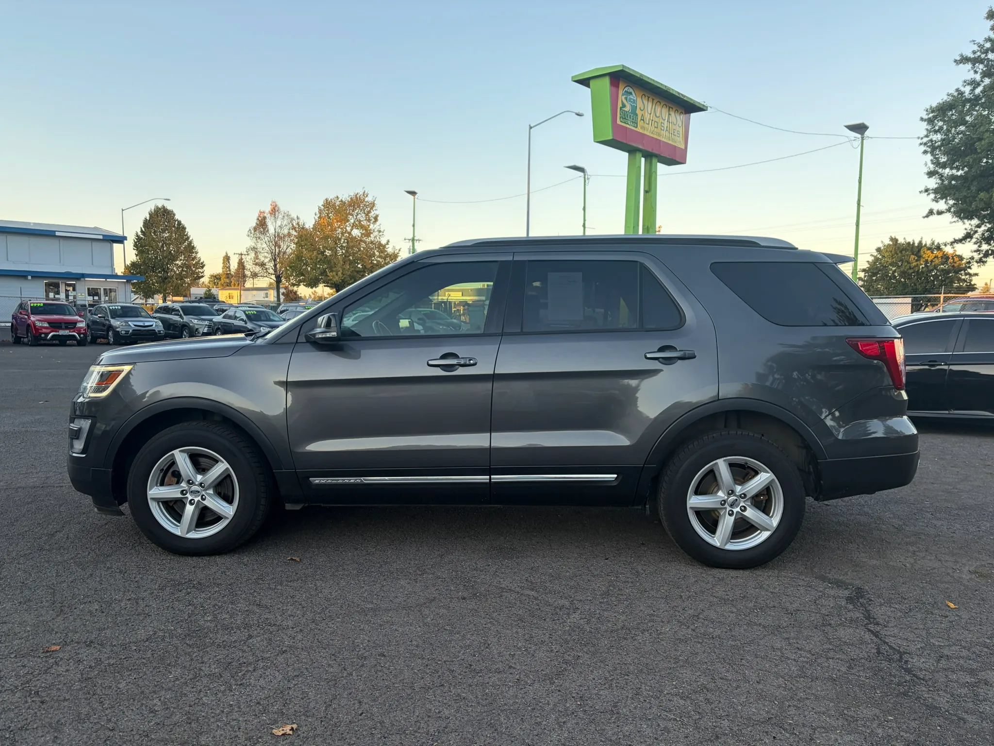 Used 2017 Ford Explorer XLT w/ Equipment Group 202A AWD/4WD image 4
