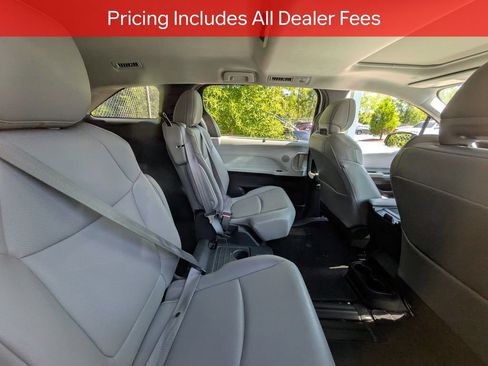 Used 2025 Toyota Sienna XLE FWD image 9