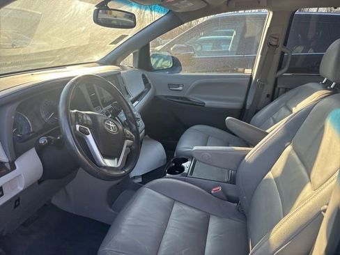 Used 2017 Toyota Sienna XLE image 12