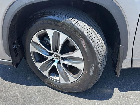 Used 2025 Toyota Highlander XLE AWD/4WD image 5