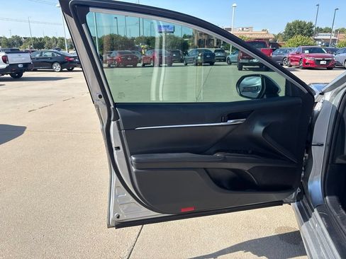 Used 2021 Toyota Camry SE w/ Convenience Package FWD image 9
