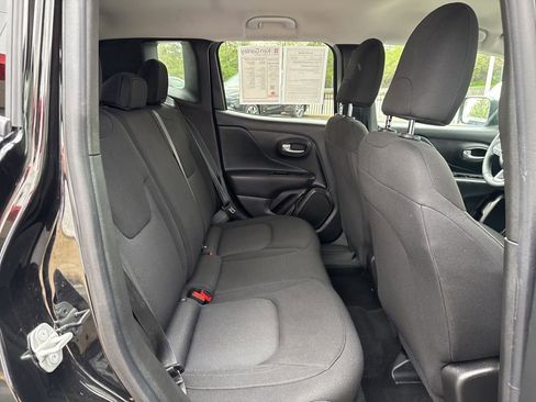 Used 2023 Jeep Renegade Latitude AWD/4WD image 18