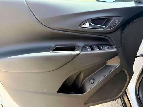 Used 2018 Chevrolet Equinox LT FWD image 17