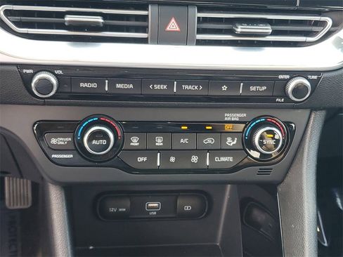 Used 2020 Kia Niro Touring image 19