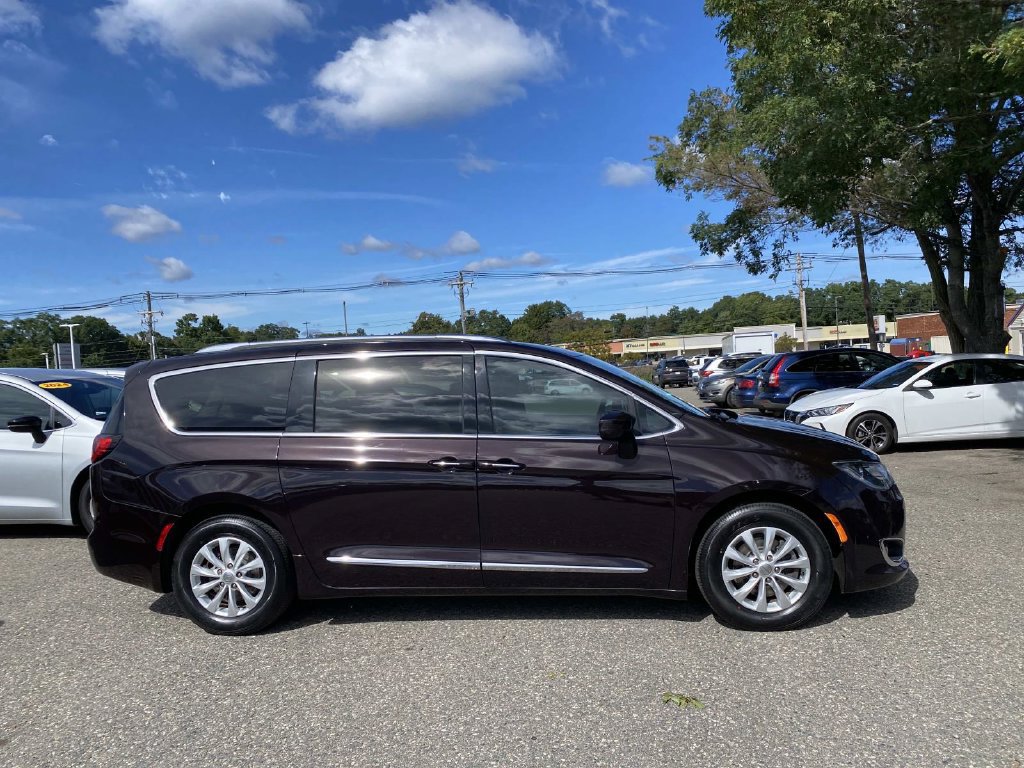 Used 2018 Chrysler Pacifica Touring-L FWD image 2