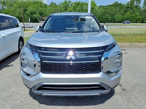 Used 2025 Mitsubishi Outlander SE AWD/4WD image 2