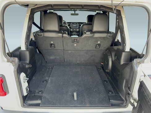 Used 2019 Jeep Wrangler Unlimited Sahara AWD/4WD image 27