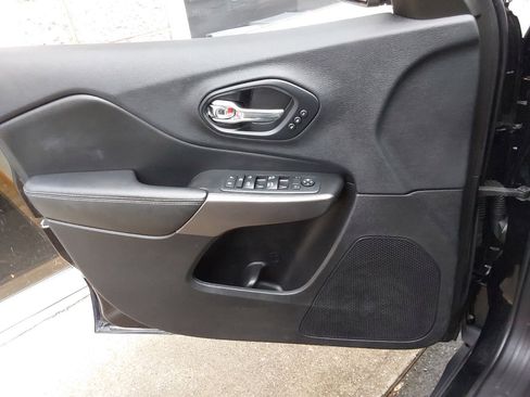 Used 2019 Jeep Cherokee Limited image 22