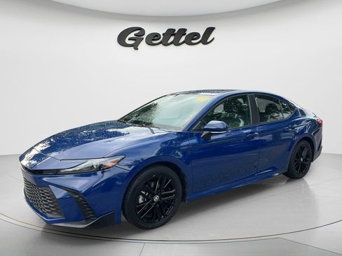Used 2025 Toyota Camry SE FWD image 1