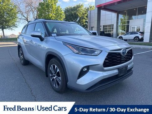 Used 2021 Toyota Highlander XLE AWD/4WD image 1