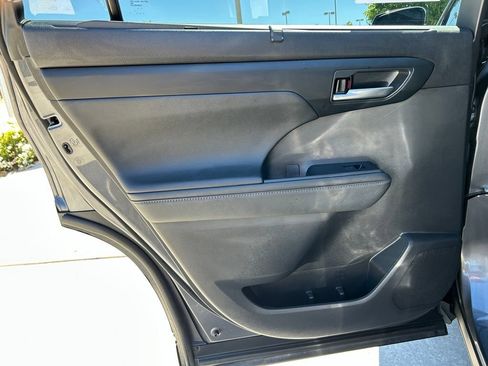Used 2023 Toyota Highlander XLE FWD image 24